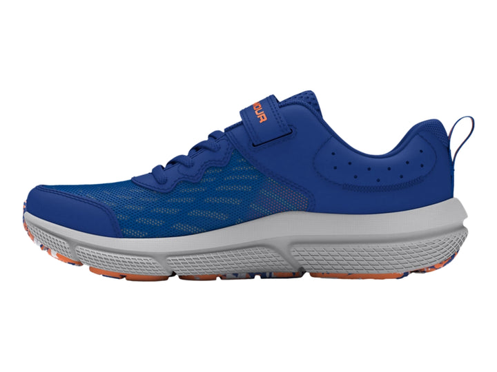 Tenis deportivos Under Armour color azul con suela gris y detalles en naranja.