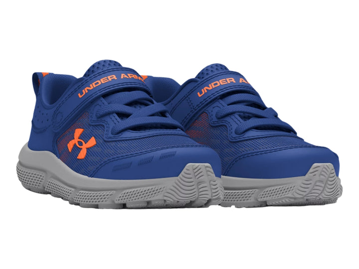 Tenis deportivos Under Armour color azul con suela gris y detalles en naranja para Niño.