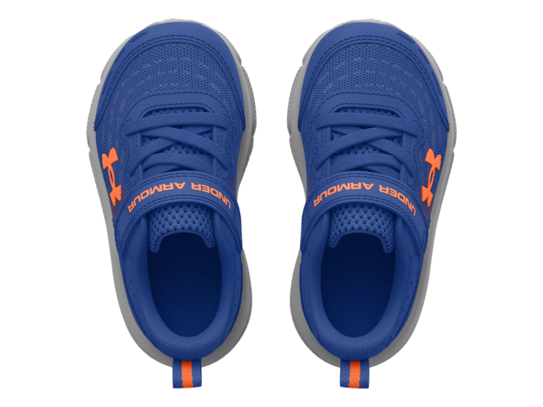 Tenis deportivos Under Armour color azul con suela gris y detalles en naranja para Niño.