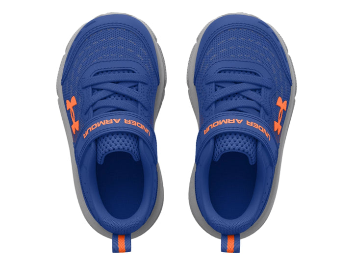 Tenis deportivos Under Armour color azul con suela gris y detalles en naranja para Niño.