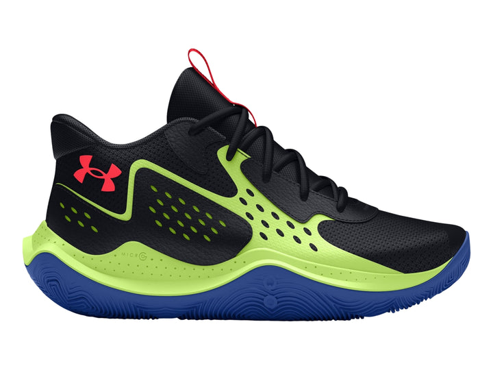Tenis de baloncesto Under Armour color negro con entresuela verde lima y suela azul.