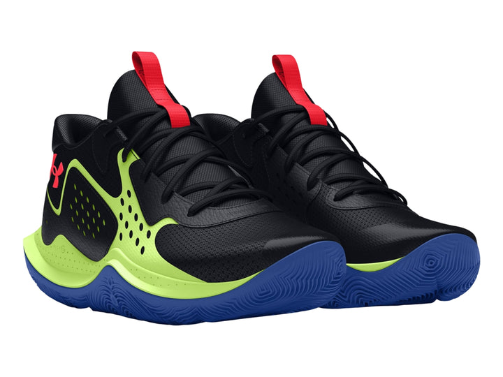 Tenis de baloncesto Under Armour color negro con entresuela verde lima y suela azul.