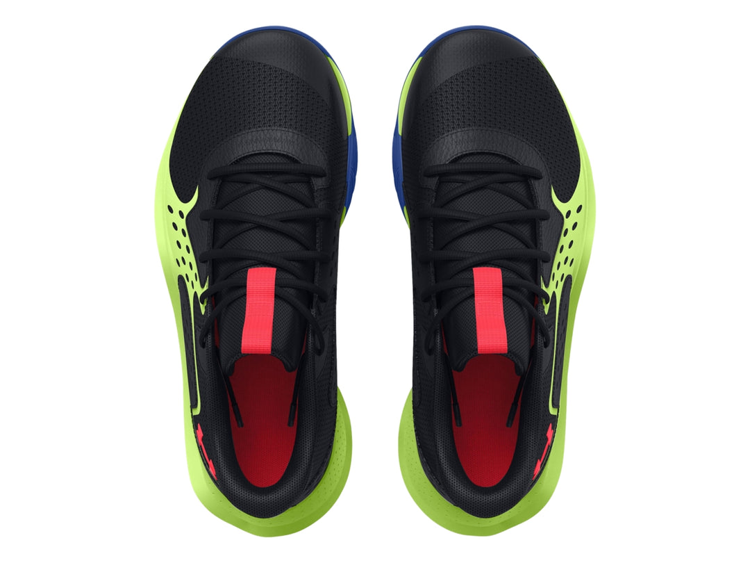 Tenis de baloncesto Under Armour color negro con entresuela verde lima y suela azul.