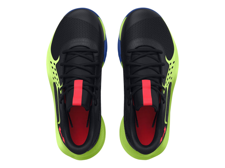Tenis de baloncesto Under Armour color negro con entresuela verde lima y suela azul.