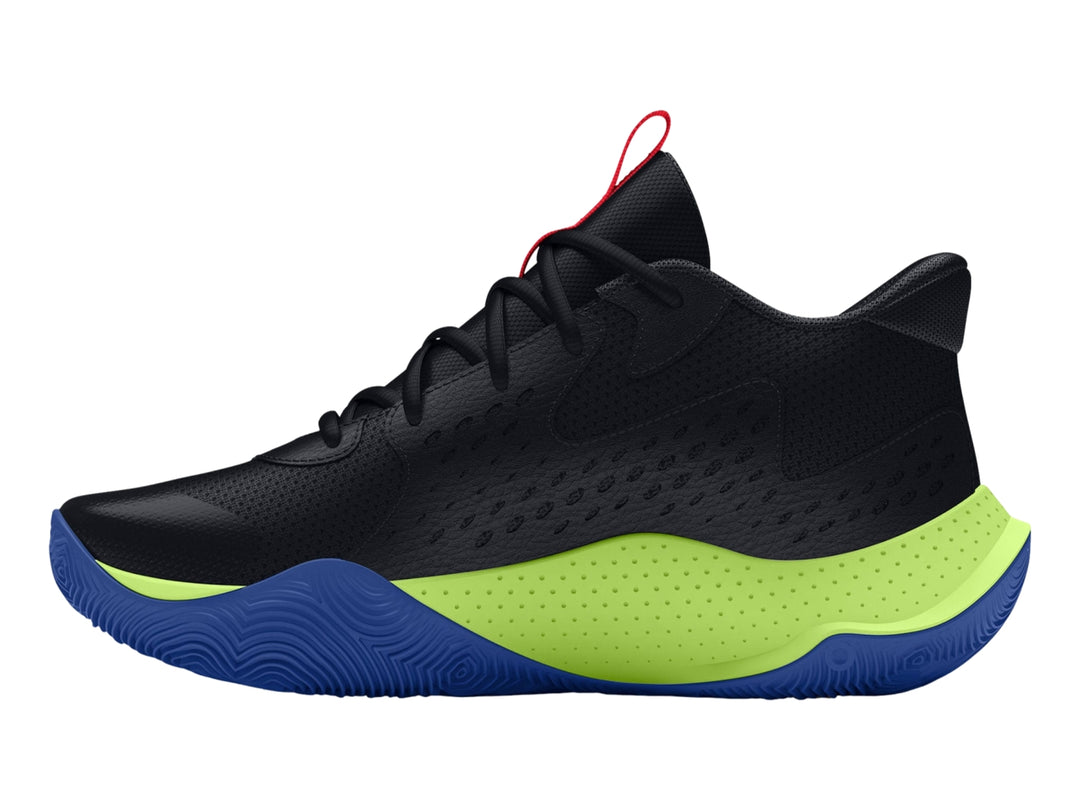 Tenis de baloncesto Under Armour color negro con entresuela verde lima y suela azul.