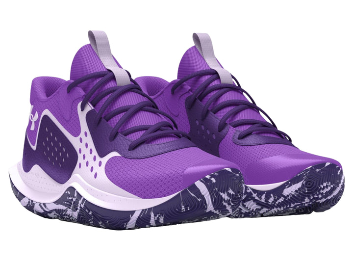 Tenis de baloncesto Under Armour en color morado con detalles blancos y suela decorada.