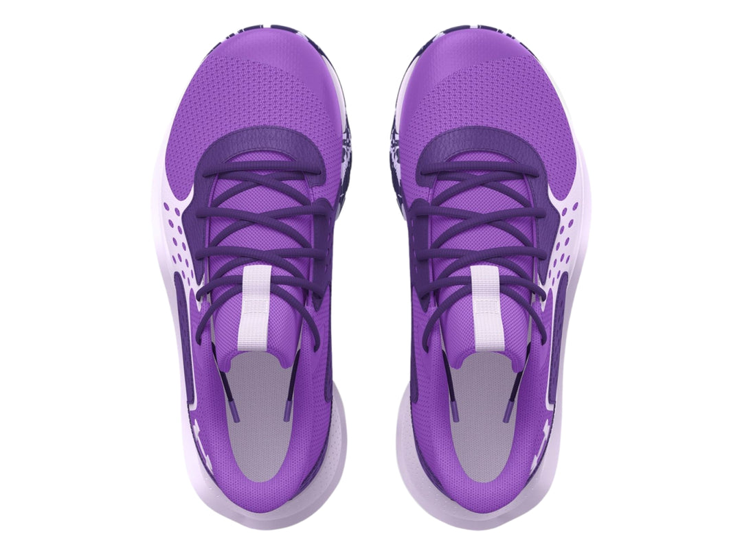 Tenis de baloncesto Under Armour en color morado con detalles blancos y suela decorada.