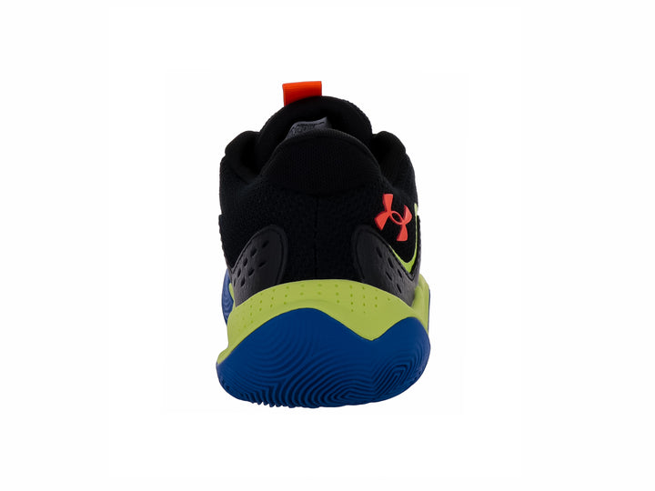 Tenis de baloncesto Under Armour color negro con detalles en amarillo neón y suela azul.