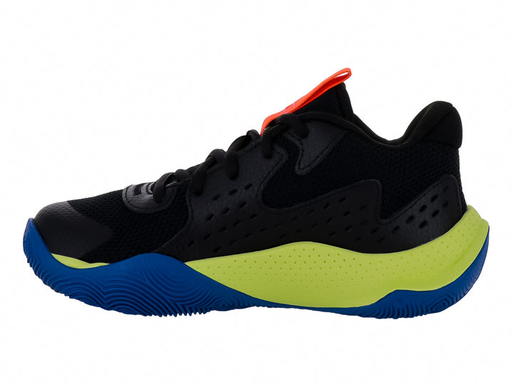 Tenis de baloncesto Under Armour color negro con detalles en amarillo neón y suela azul.