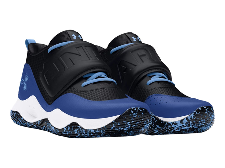 Tenis de baloncesto Under Armour en colores negro, azul y blanco con correa ajustable en el empeine.