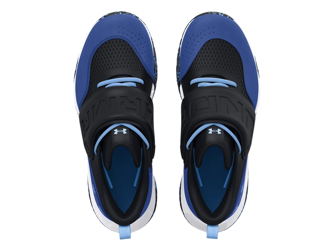 Tenis de baloncesto Under Armour en colores negro, azul y blanco con correa ajustable en el empeine.