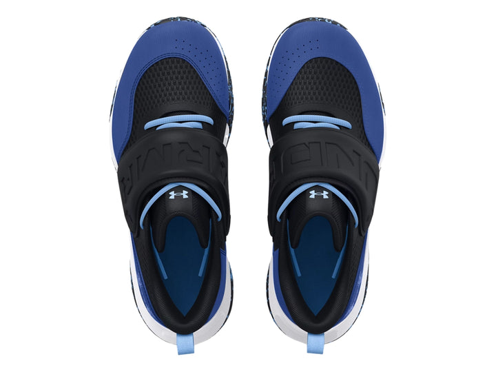 Tenis de baloncesto Under Armour en colores negro, azul y blanco con correa ajustable en el empeine.