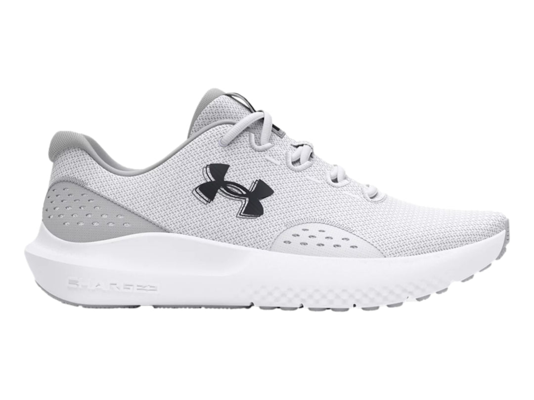 Tenis deportivos Under Armour color blanco con malla transpirable y suela blanca.