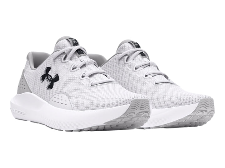 Tenis deportivos Under Armour color blanco con malla transpirable y suela blanca.