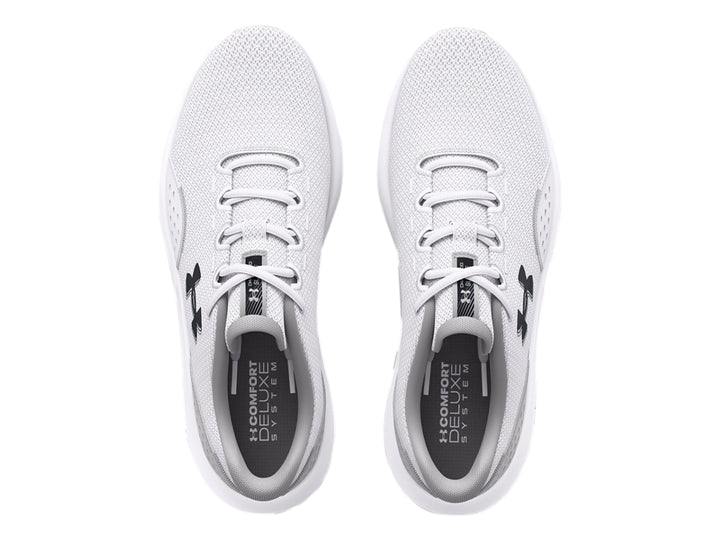 Tenis deportivos Under Armour color blanco con malla transpirable y suela blanca.
