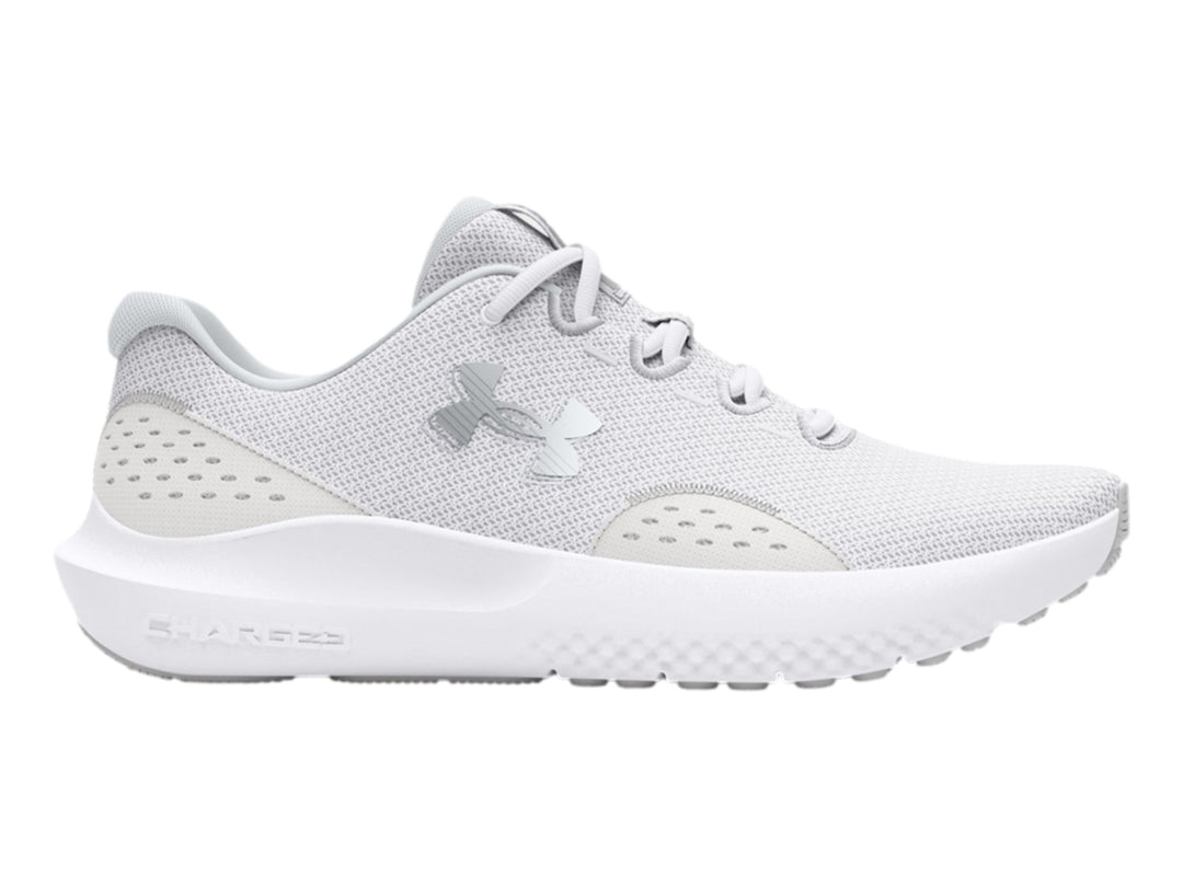 Tenis deportivos Under Armour Charged Surge 4 en color blanco con malla transpirable y suela blanca.