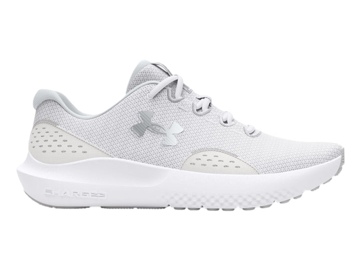 Tenis deportivos Under Armour Charged Surge 4 en color blanco con malla transpirable y suela blanca.