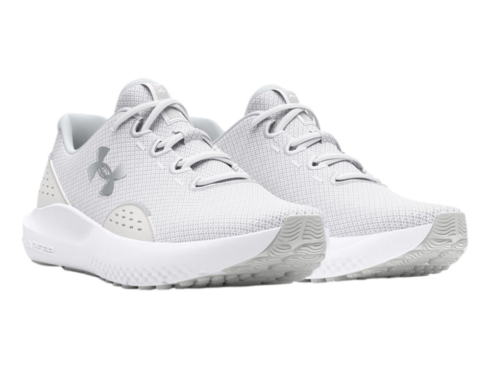 Tenis deportivos Under Armour Charged Surge 4 en color blanco con malla transpirable y suela blanca.