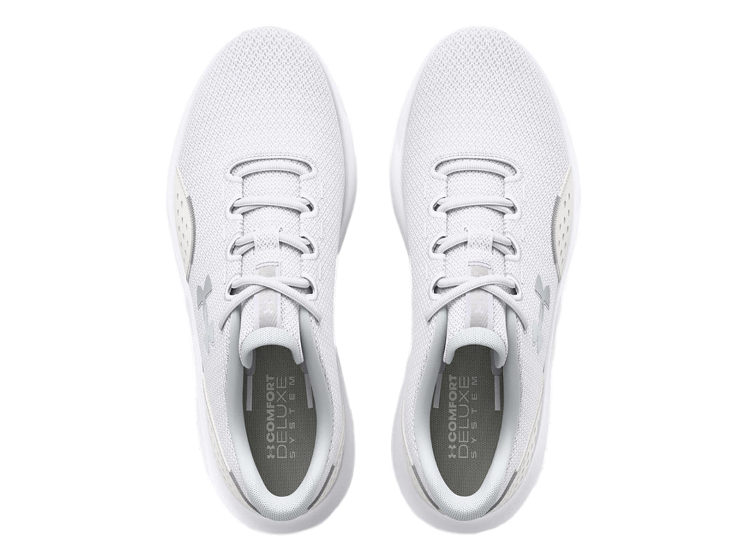 Tenis deportivos Under Armour Charged Surge 4 en color blanco con malla transpirable y suela blanca.