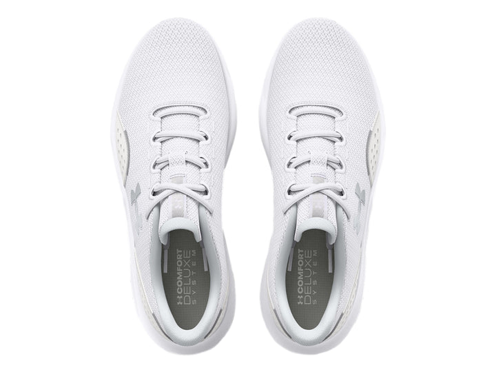 Tenis deportivos Under Armour Charged Surge 4 en color blanco con malla transpirable y suela blanca.