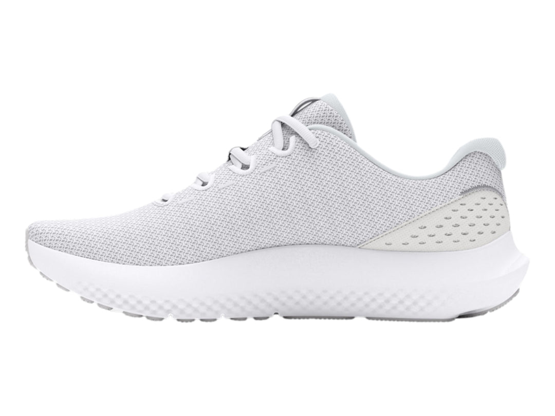 Tenis deportivos Under Armour Charged Surge 4 en color blanco con malla transpirable y suela blanca.