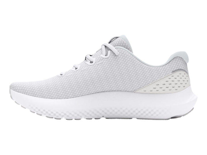 Tenis deportivos Under Armour Charged Surge 4 en color blanco con malla transpirable y suela blanca.
