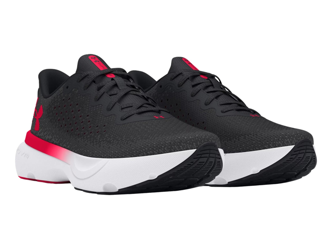Tenis deportivos Under Armour color negro con suela blanca y detalles en rojo.