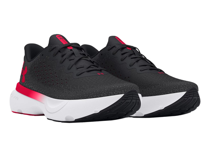 Tenis deportivos Under Armour color negro con suela blanca y detalles en rojo.