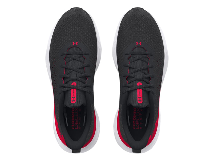 Tenis deportivos Under Armour color negro con suela blanca y detalles en rojo.