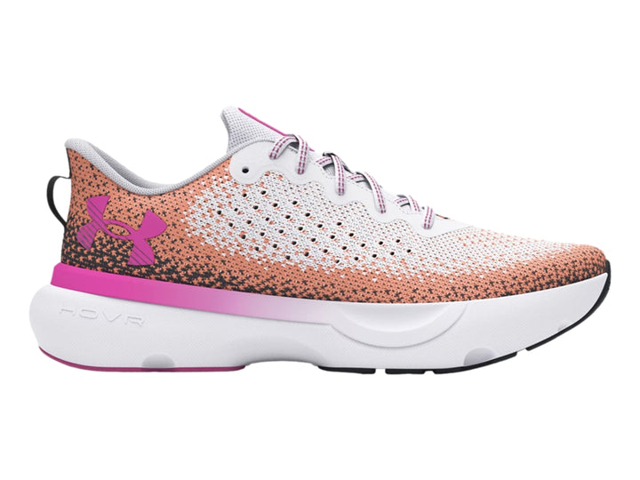 Tenis deportivos Under Armour blancos con degradado en rosa y naranja y suela blanca.
