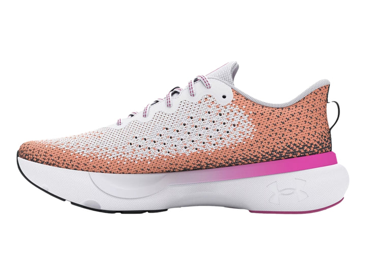 Tenis deportivos Under Armour blancos con degradado en rosa y naranja y suela blanca.