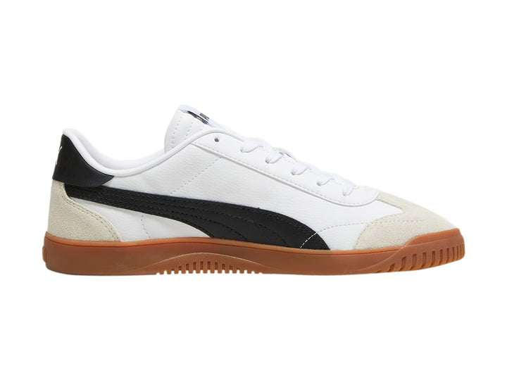 Tenis PUMA Club 5v5 SD en color blanco con franja negra, detalles en gris y suela de goma color café.