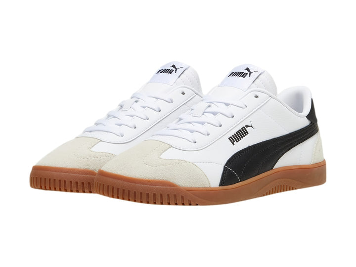 Tenis PUMA Club 5v5 SD en color blanco con franja negra, detalles en gris y suela de goma color café.