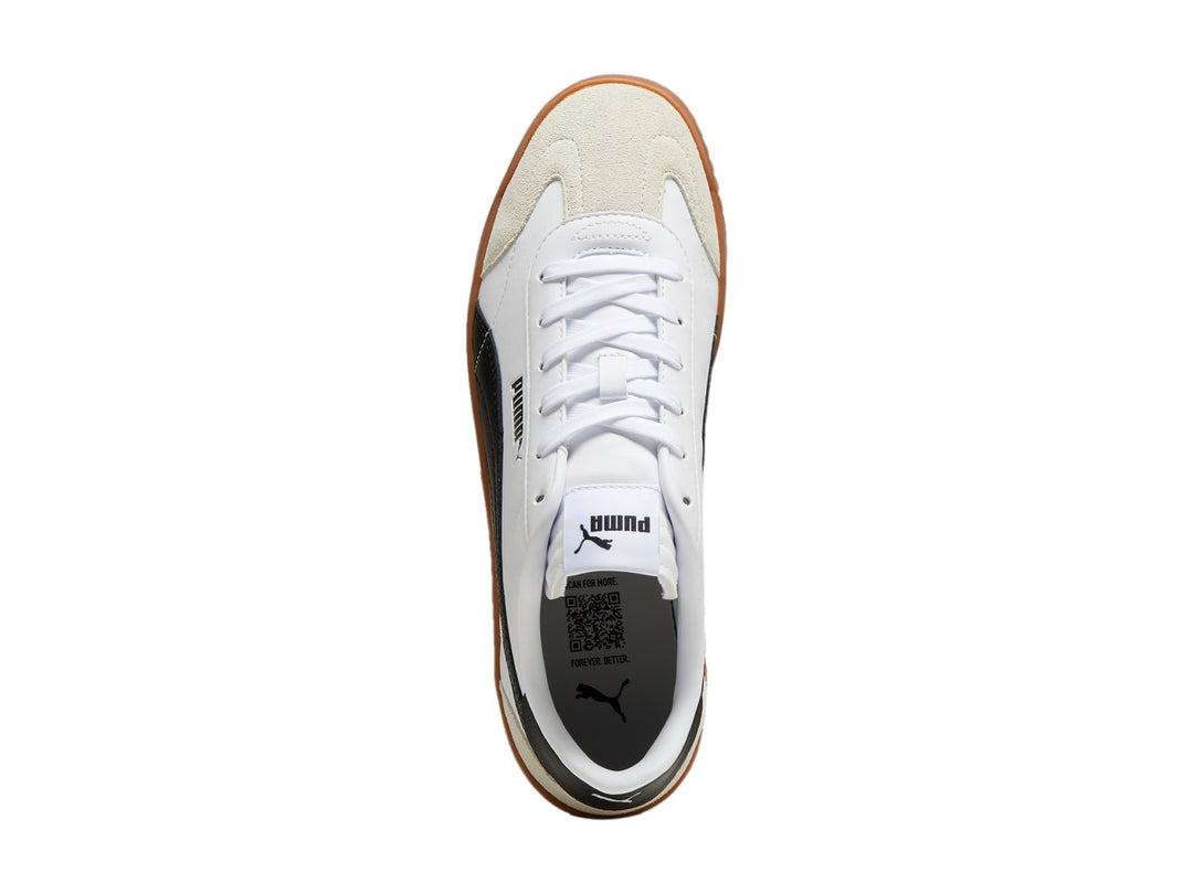 Tenis PUMA Club 5v5 SD en color blanco con franja negra, detalles en gris y suela de goma color café.