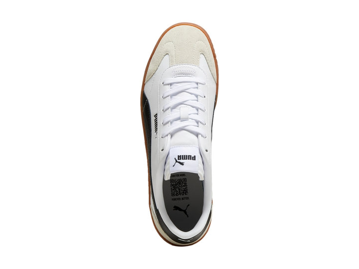 Tenis PUMA Club 5v5 SD en color blanco con franja negra, detalles en gris y suela de goma color café.