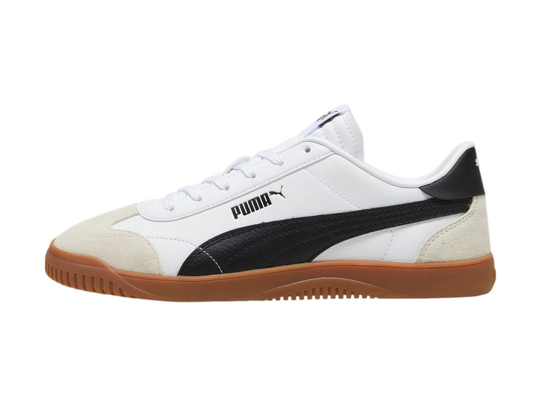 Tenis PUMA Club 5v5 SD en color blanco con franja negra, detalles en gris y suela de goma color café.