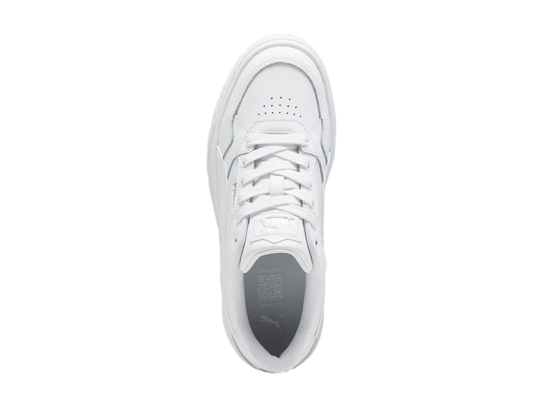 Tenis PUMA blancos modelo Carmen II Idol con suela de plataforma gruesa y detalles en plata.