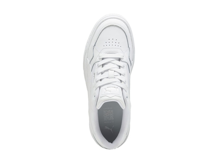 Tenis PUMA blancos modelo Carmen II Idol con suela de plataforma gruesa y detalles en plata.