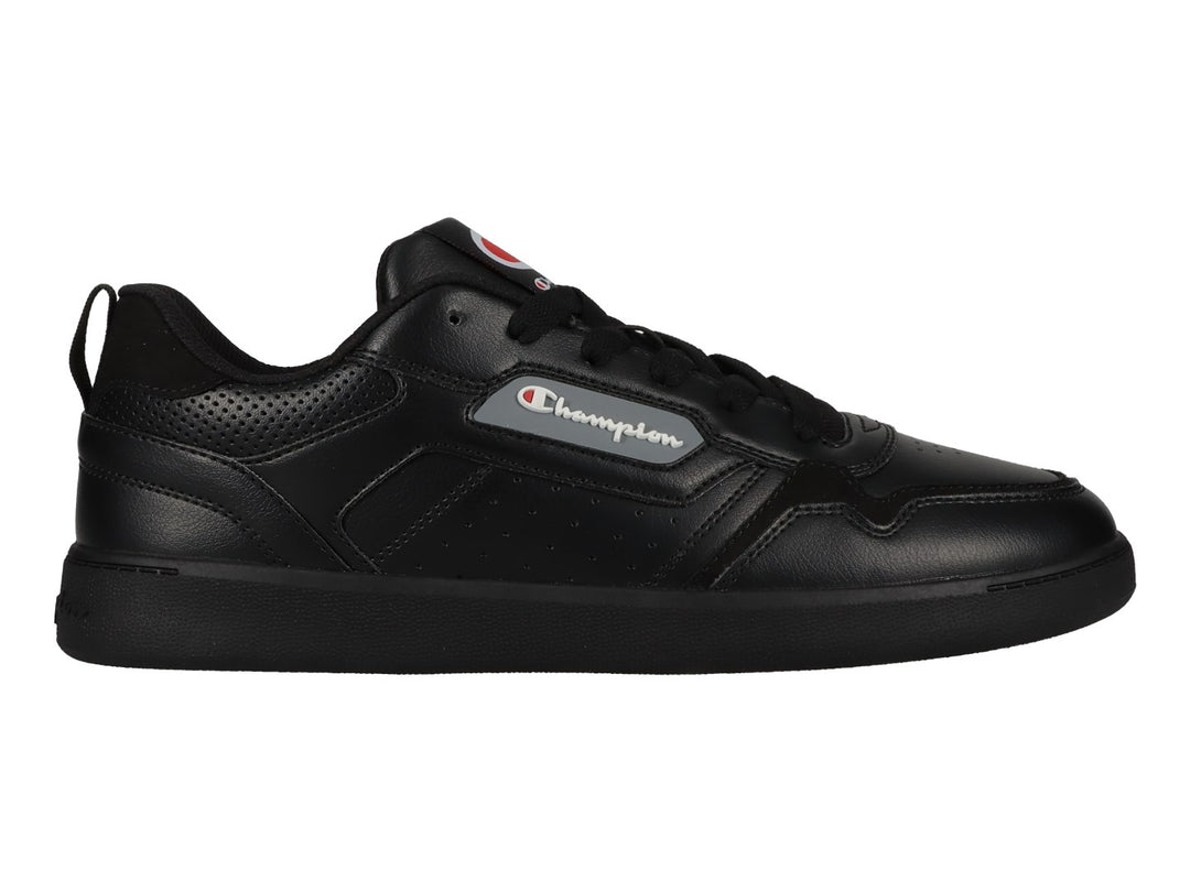 Tenis deportivos Champion color negro con suela plana y detalles perforados en el costado.