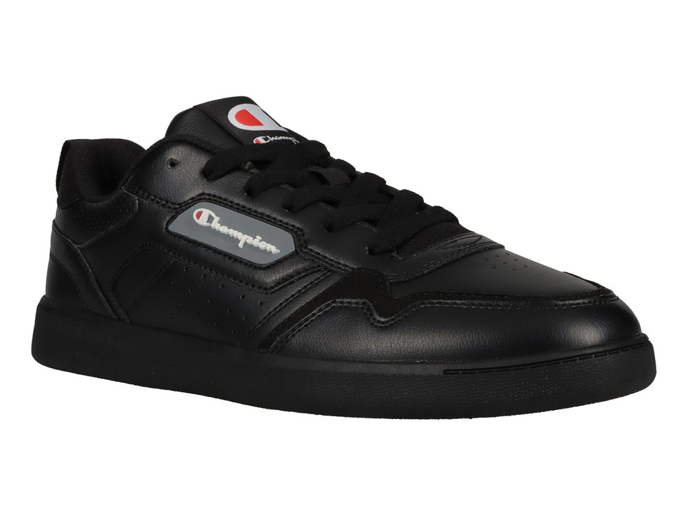 Tenis deportivos Champion color negro con suela plana y detalles perforados en el costado.