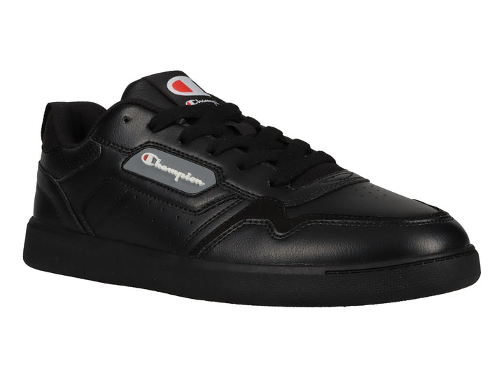 Tenis deportivos Champion color negro con suela plana y detalles perforados en el costado.