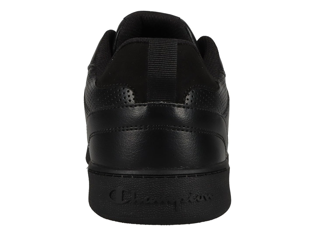 Tenis deportivos Champion color negro con suela plana y detalles perforados en el costado.