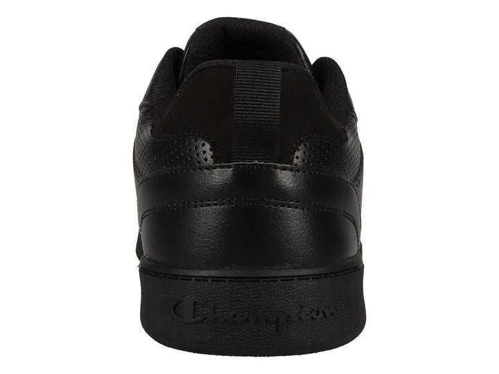 Tenis deportivos Champion color negro con suela plana y detalles perforados en el costado.
