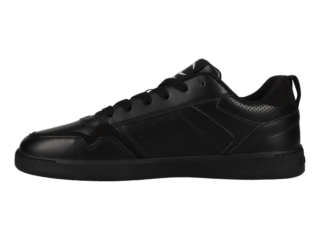 Tenis deportivos Champion color negro con suela plana y detalles perforados en el costado.