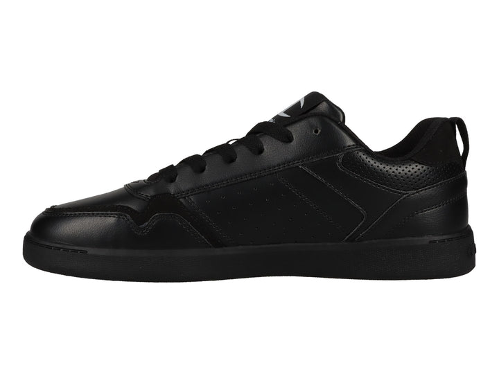 Tenis deportivos Champion color negro con suela plana y detalles perforados en el costado.