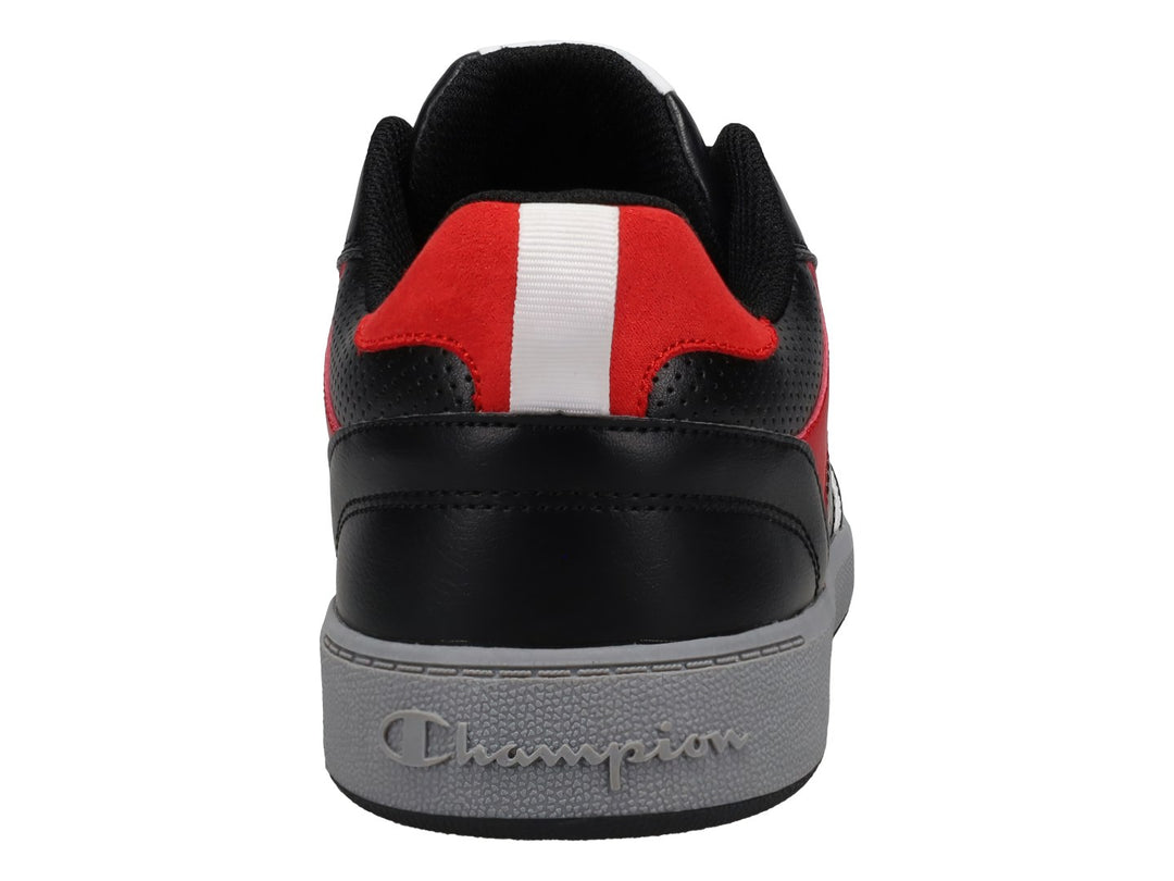 Tenis deportivos Champion color negro con detalles en rojo y suela gris.