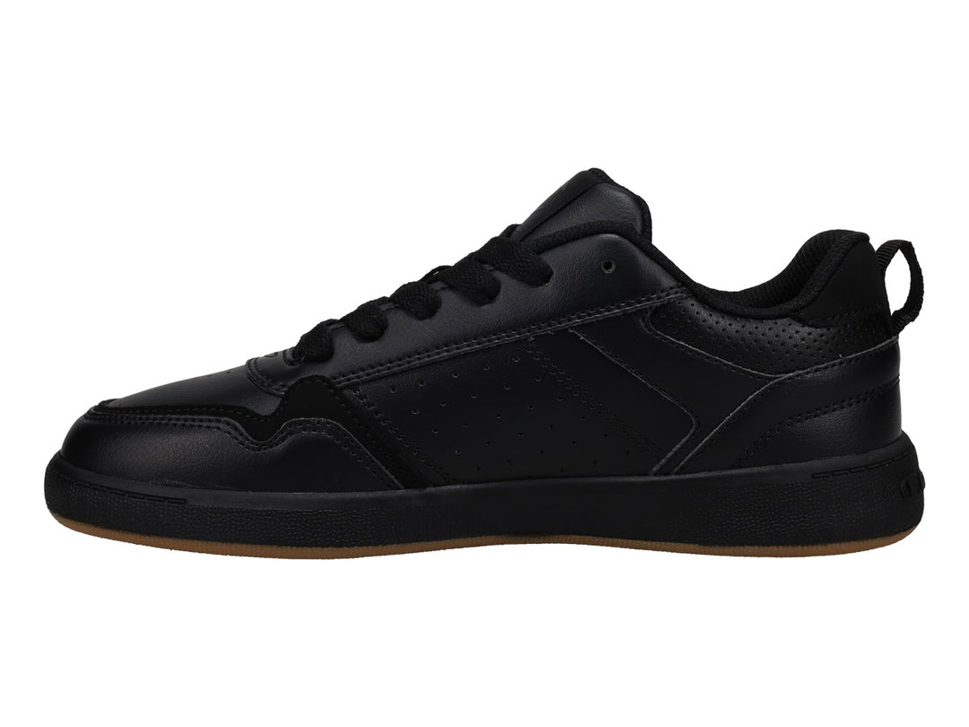 Tenis Champion color negro con suela de goma marrón, diseño deportivo de corte bajo.