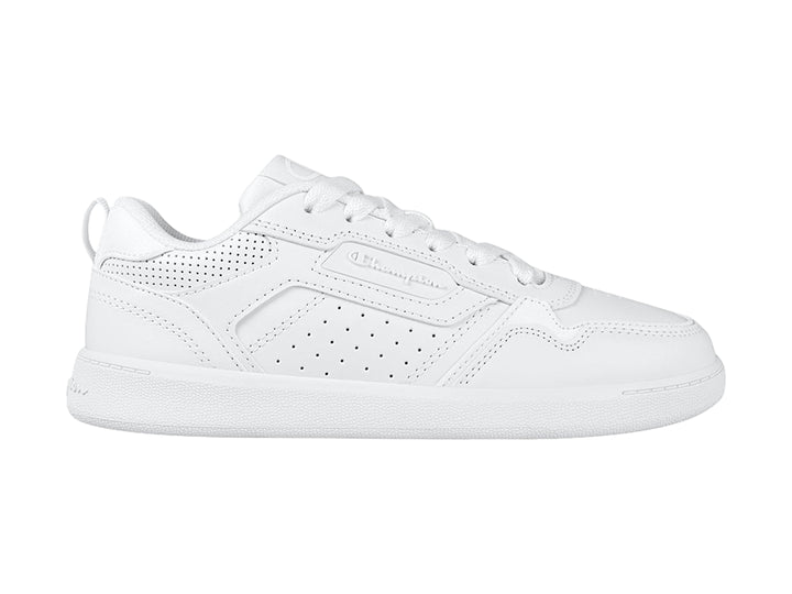 Tenis blancos Champion de corte bajo con detalles perforados y suela blanca.