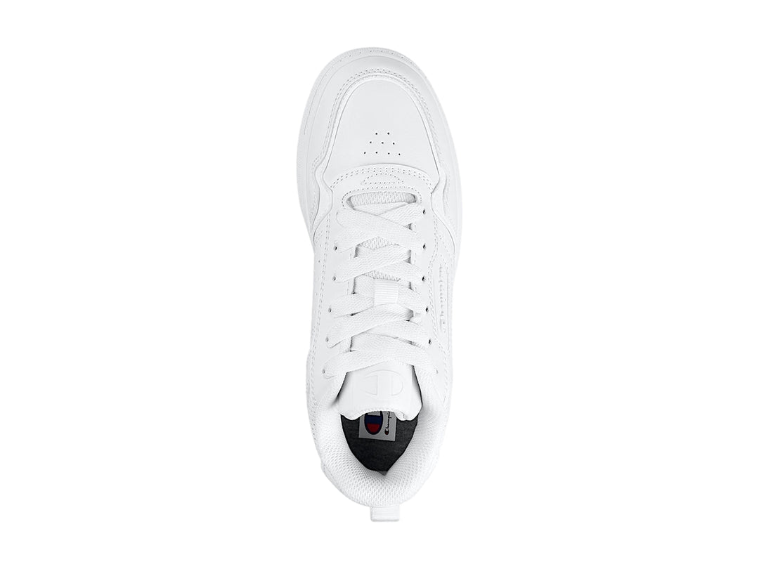 Tenis blancos Champion de corte bajo con detalles perforados y suela blanca.