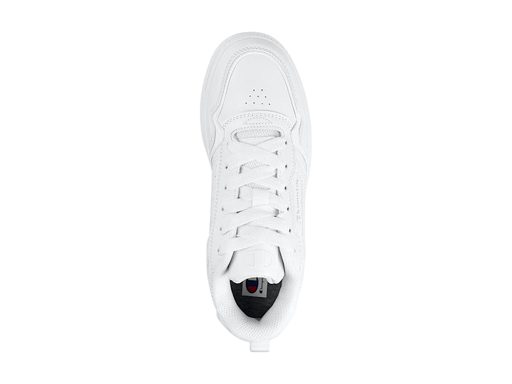 Tenis blancos Champion de corte bajo con detalles perforados y suela blanca.